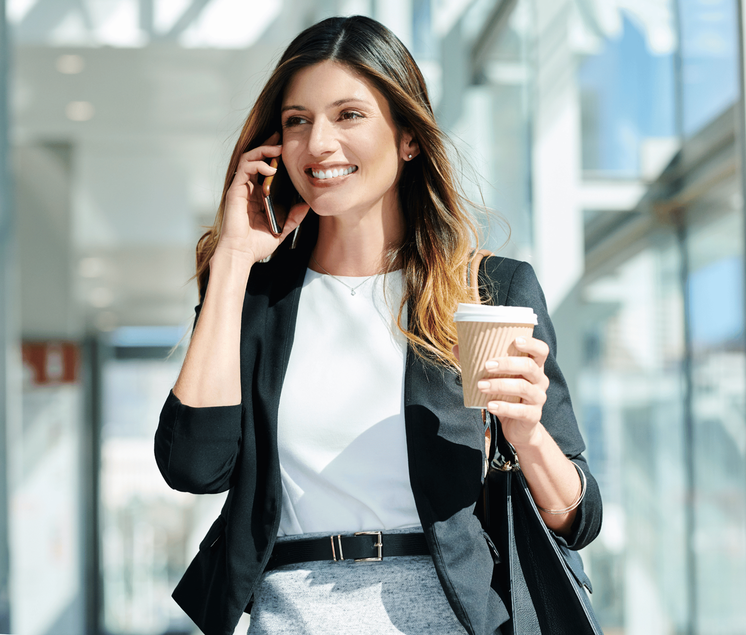 Vrouw met koffie / Femme avec du café